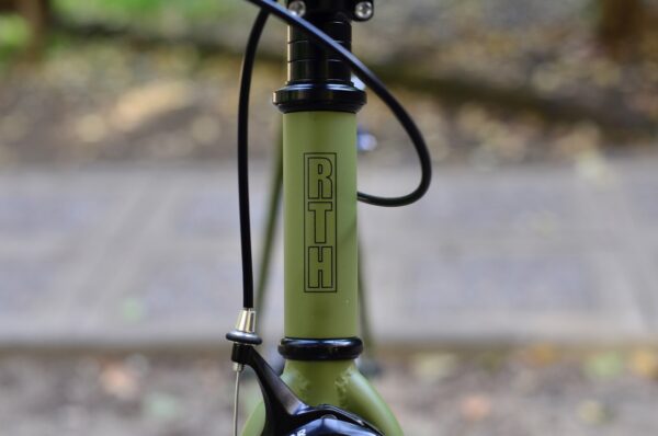 BICICLETA URBANA RTH UNO OLIVA - Imagen 5
