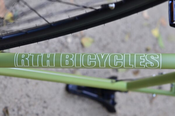 BICICLETA URBANA RTH UNO OLIVA - Imagen 3