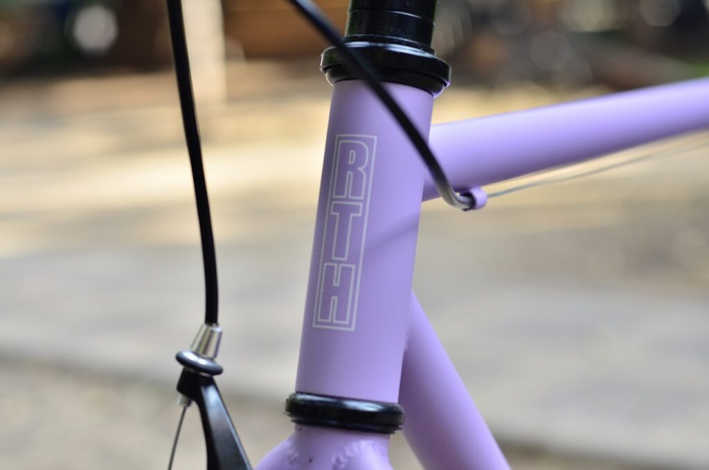 detalle bicicleta lila 4